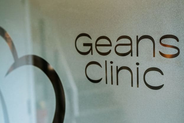Geans Clinic - Logo on Glass